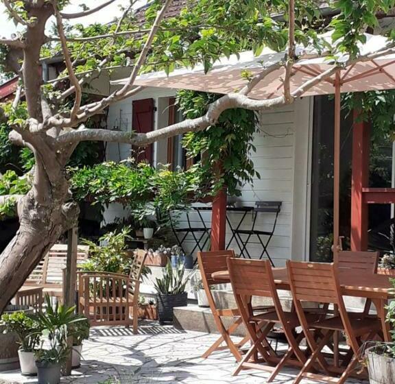 Aamiaismajoitus (B&B) Au Bosquet, Chambre Et Salle De Bains Avec Petit Déjeuner à 600 M Du Centre Dans Un Cadre Calme Et V