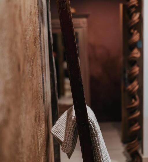 تختخواب و صبحانه La Chambre Rose