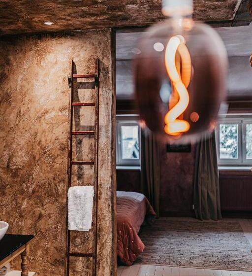 تختخواب و صبحانه La Chambre Rose