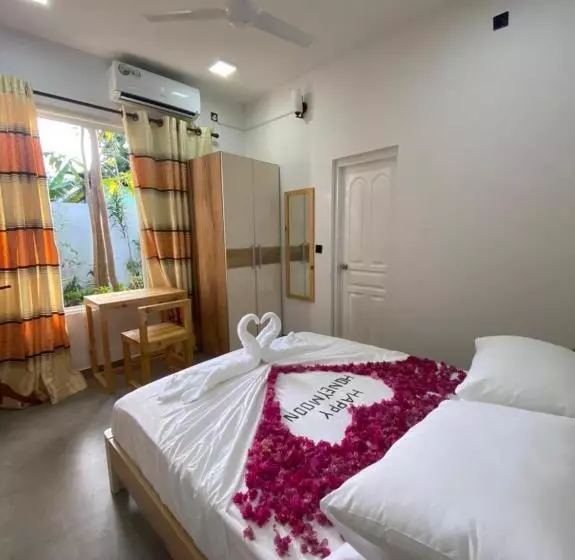 تختخواب و صبحانه La Luna Boutique Dhangethi