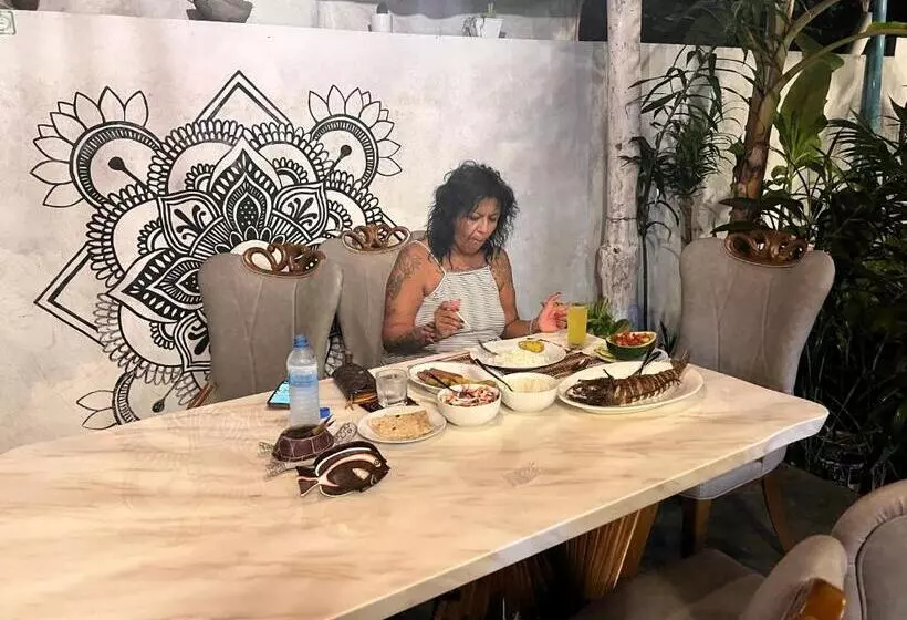 تختخواب و صبحانه La Luna Boutique Dhangethi