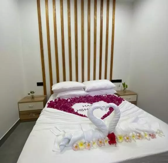 تختخواب و صبحانه La Luna Boutique Dhangethi