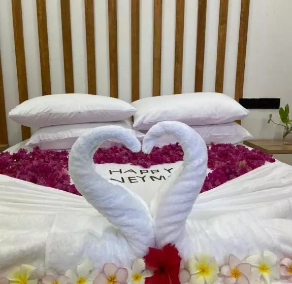 تختخواب و صبحانه La Luna Boutique Dhangethi