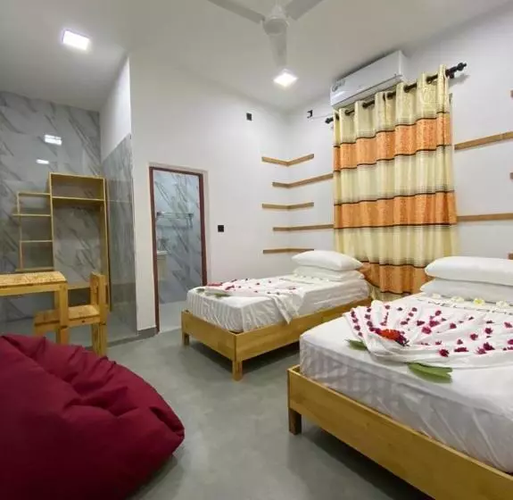 تختخواب و صبحانه La Luna Boutique Dhangethi