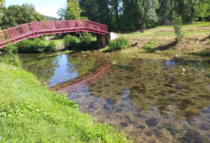 ペンション Le Sourire Du Troubadour   8 Chambres   Baignade à 300 M   Salle De Jeux   Poêle à Bois