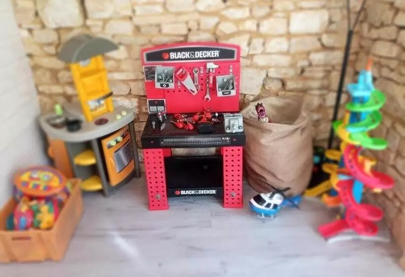 ペンション Le Sourire Du Troubadour   8 Chambres   Baignade à 300 M   Salle De Jeux   Poêle à Bois