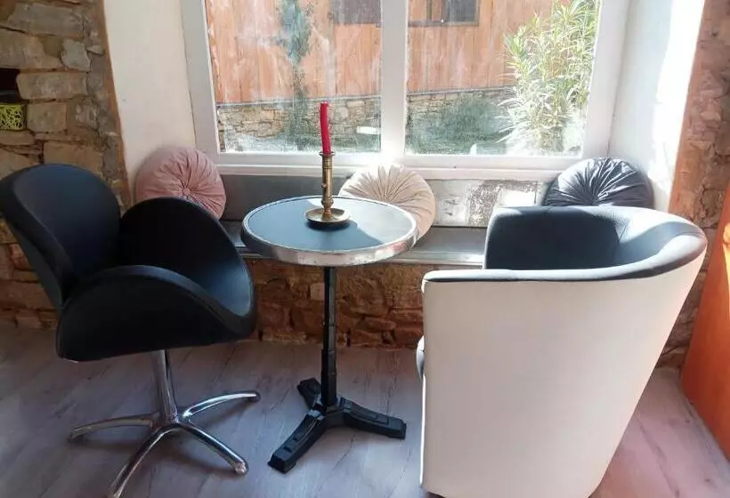 ペンション Le Sourire Du Troubadour   8 Chambres   Baignade à 300 M   Salle De Jeux   Poêle à Bois