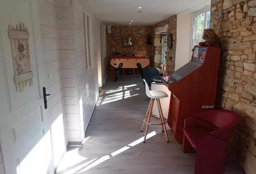 ペンション Le Sourire Du Troubadour   8 Chambres   Baignade à 300 M   Salle De Jeux   Poêle à Bois