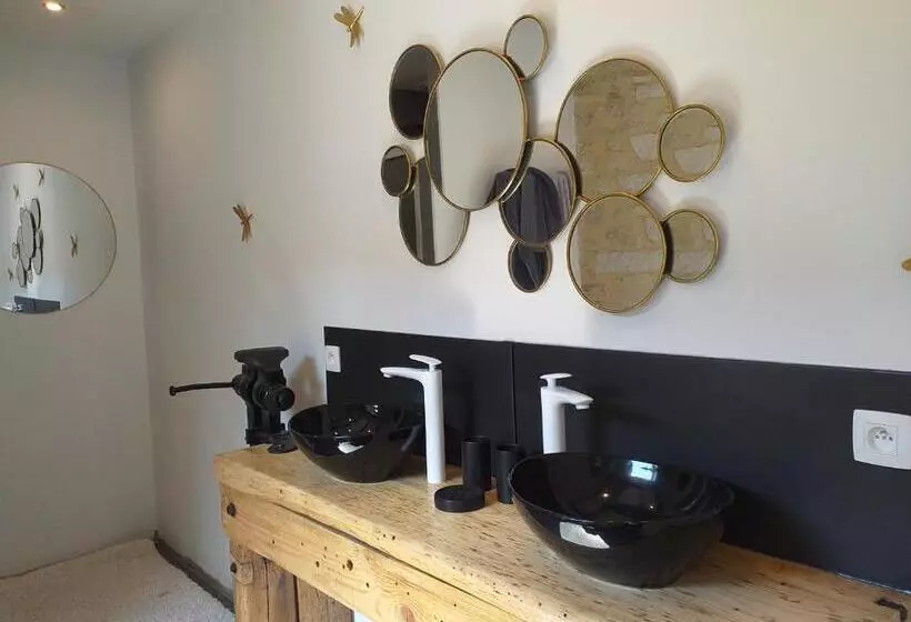 ペンション Le Sourire Du Troubadour   8 Chambres   Baignade à 300 M   Salle De Jeux   Poêle à Bois