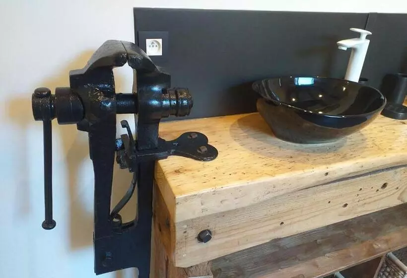 ペンション Le Sourire Du Troubadour   8 Chambres   Baignade à 300 M   Salle De Jeux   Poêle à Bois