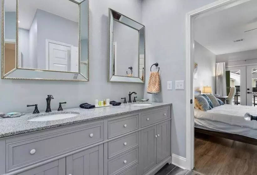 Luxury Condo In Gulfport