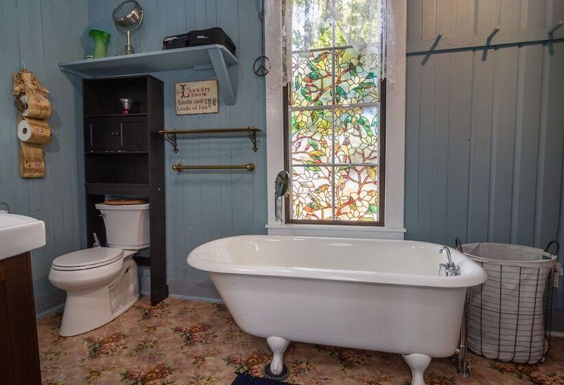 펜션 Historical John Rast House Circa 1875