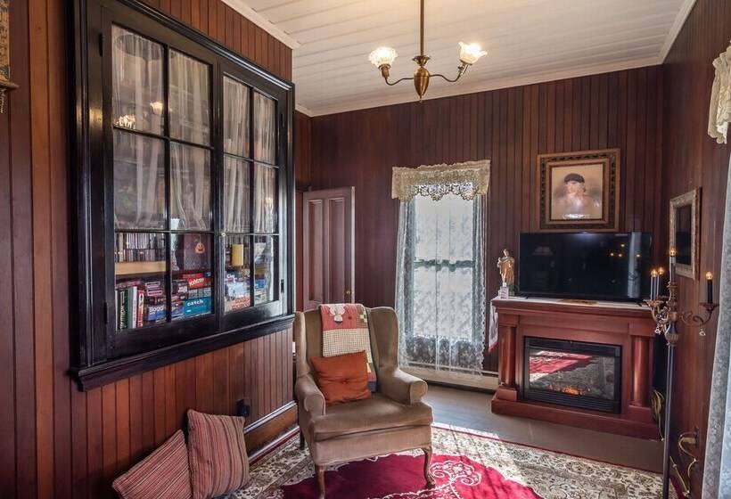 펜션 Historical John Rast House Circa 1875