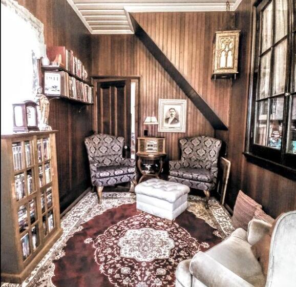 펜션 Historical John Rast House Circa 1875