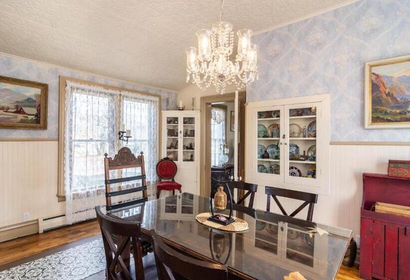 펜션 Historical John Rast House Circa 1875