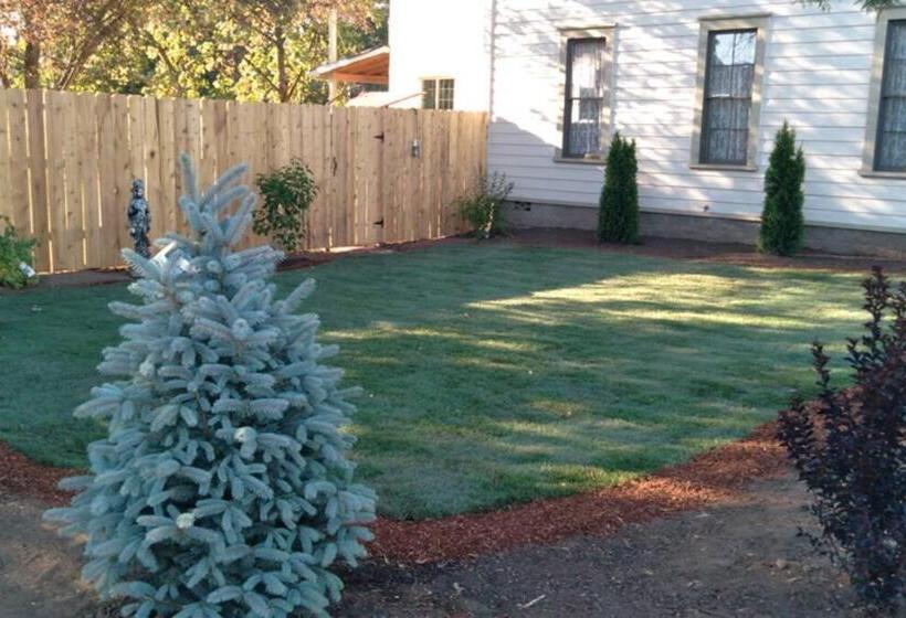 펜션 Historical John Rast House Circa 1875