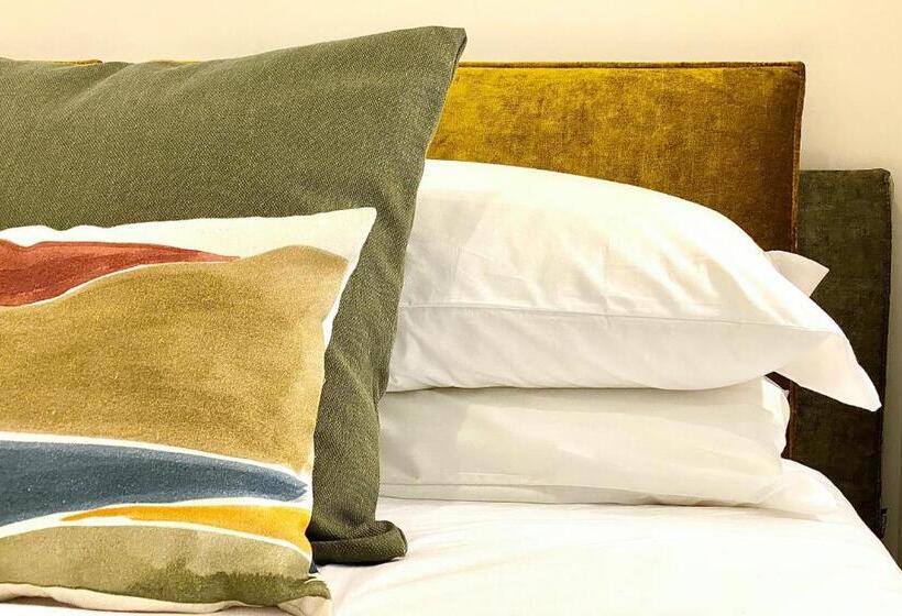 פנסיון Longo Suites