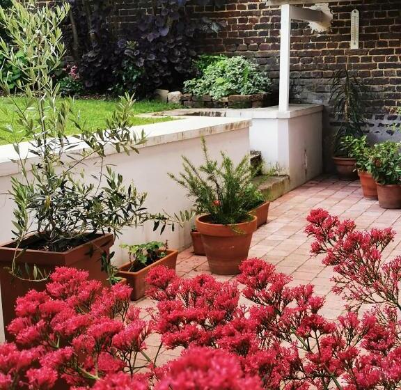 تختخواب و صبحانه Chez Hortense