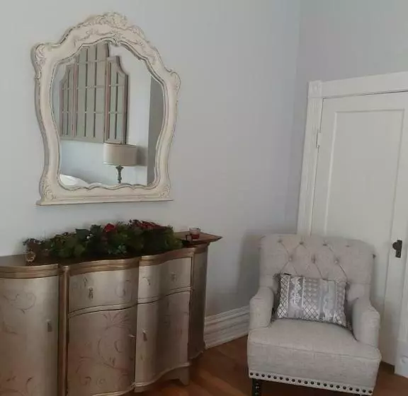 Majatalo Queens Chamber W King Heavenly Bed At Nottingham Place In Wise