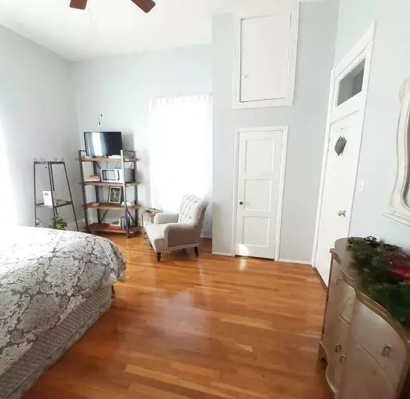 Majatalo Queens Chamber W King Heavenly Bed At Nottingham Place In Wise