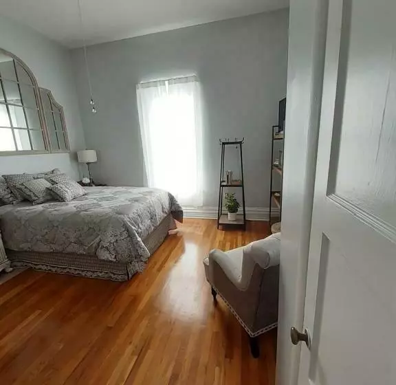 Majatalo Queens Chamber W King Heavenly Bed At Nottingham Place In Wise