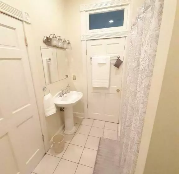 Majatalo Queens Chamber W King Heavenly Bed At Nottingham Place In Wise