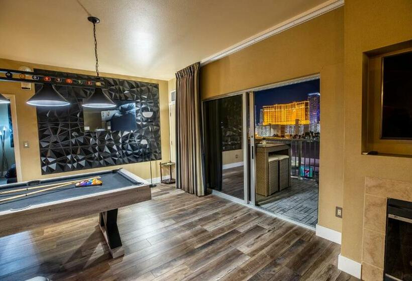 2100 Sqft Penthouse Suite W/ Strip Views! Pool Gym