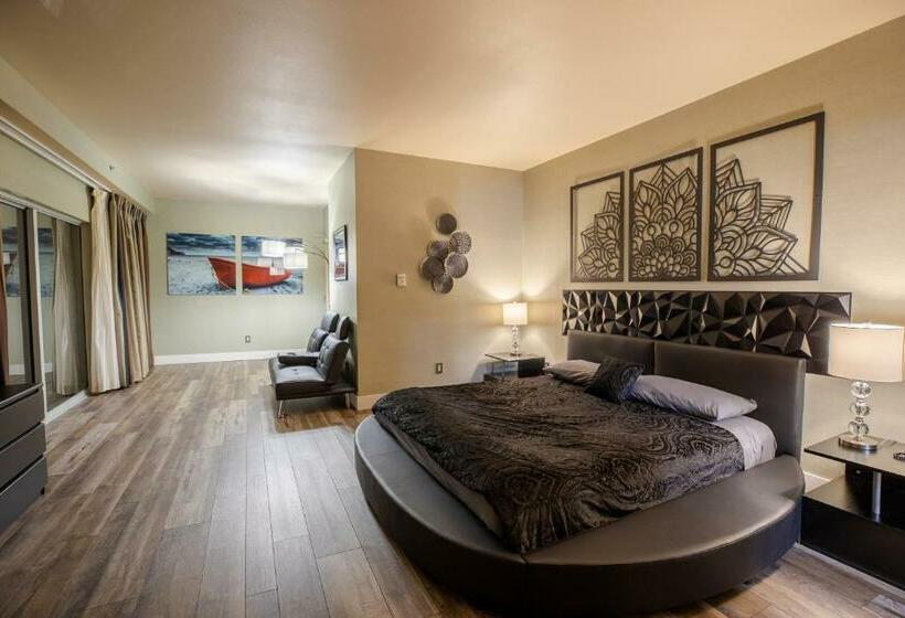 2100 Sqft Penthouse Suite W/ Strip Views! Pool Gym