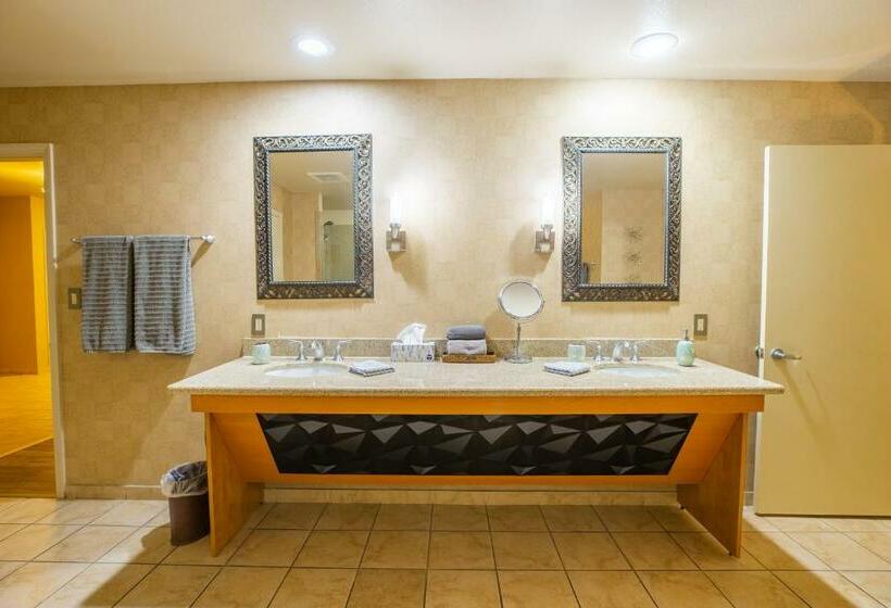 2100 Sqft Penthouse Suite W/ Strip Views! Pool Gym