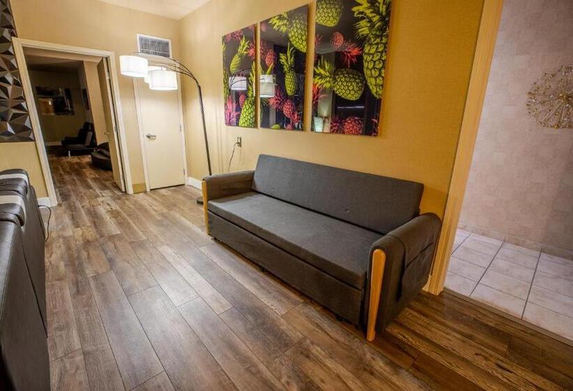 2100 Sqft Penthouse Suite W/ Strip Views! Pool Gym