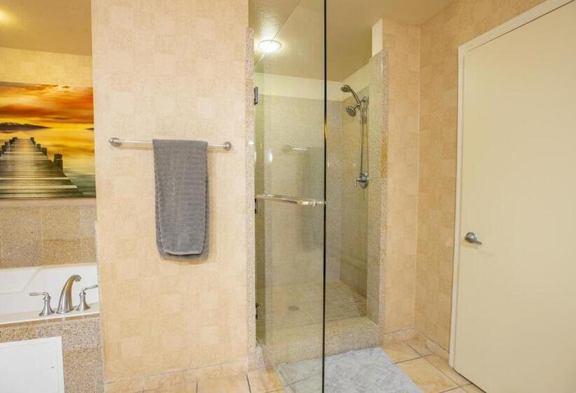 2100 Sqft Penthouse Suite W/ Strip Views! Pool Gym