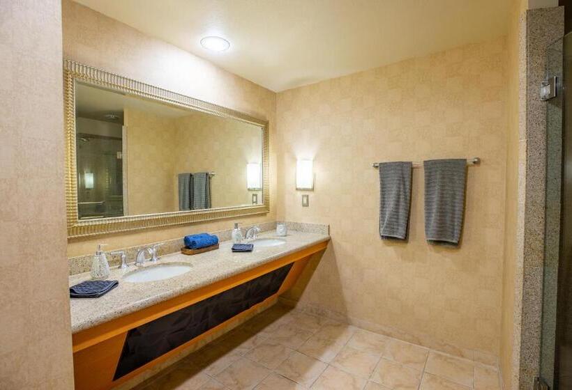 2100 Sqft Penthouse Suite W/ Strip Views! Pool Gym