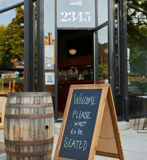 Общежитие The Leavitt Street Inn & Tavern