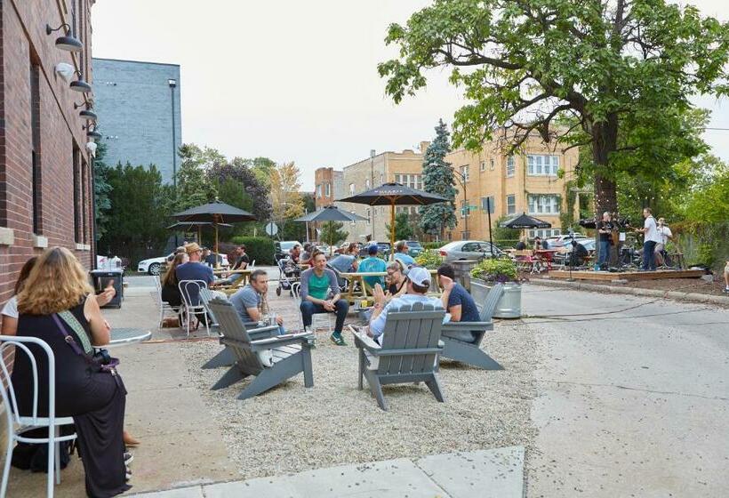 Общежитие The Leavitt Street Inn & Tavern