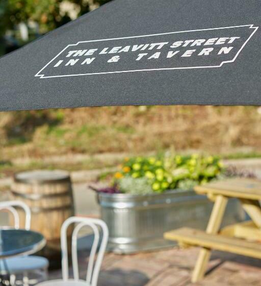 Общежитие The Leavitt Street Inn & Tavern