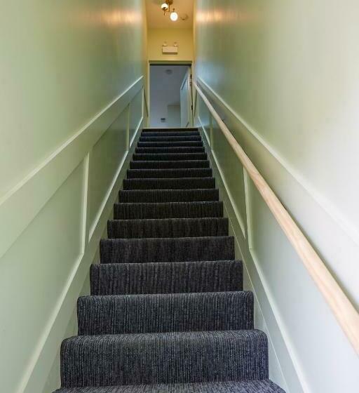 Общежитие The Leavitt Street Inn & Tavern