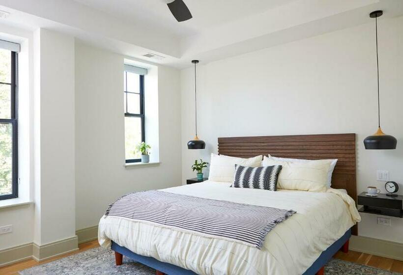 Общежитие The Leavitt Street Inn & Tavern