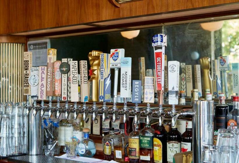 Общежитие The Leavitt Street Inn & Tavern