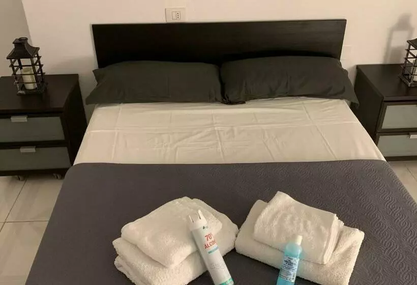 پانسیون Comfort Aire Conditioner In Apartment Shared In Playa Las Vistas Los Cristianos Habitaciones, Stanza