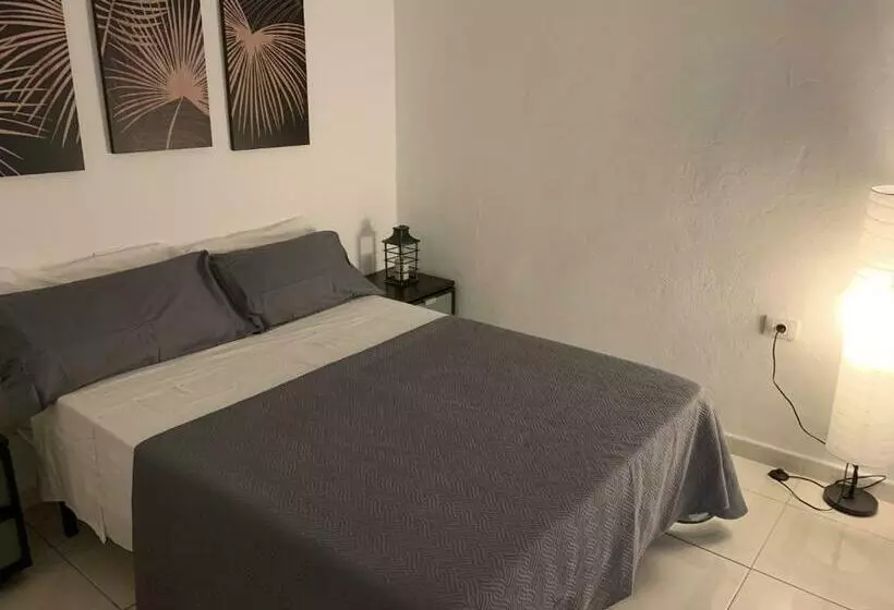 پانسیون Comfort Aire Conditioner In Apartment Shared In Playa Las Vistas Los Cristianos Habitaciones, Stanza