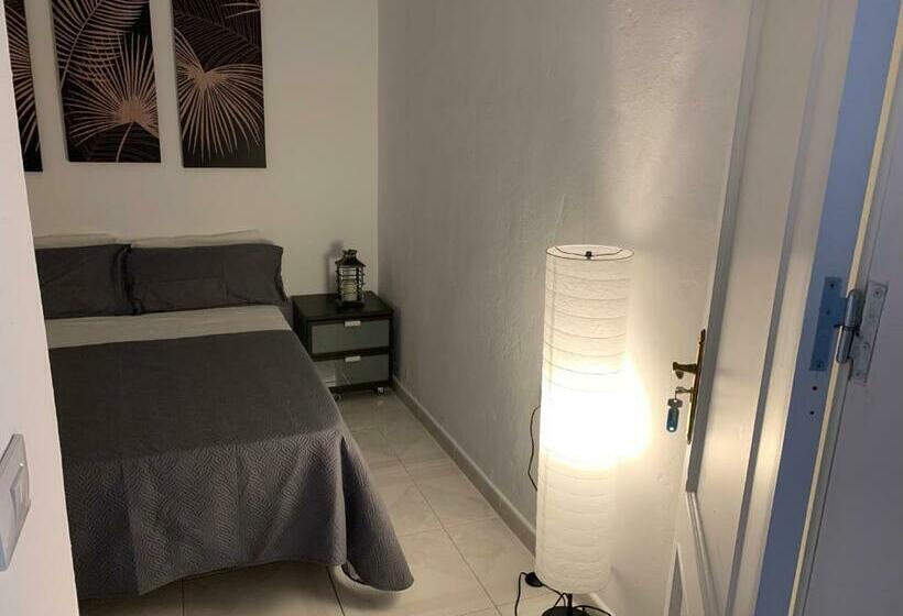 Pansiyon Comfort Aire Conditioner In Apartment Shared In Playa Las Vistas Los Cristianos Habitaciones, Stanza