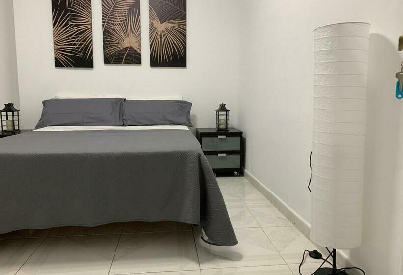 Pansiyon Comfort Aire Conditioner In Apartment Shared In Playa Las Vistas Los Cristianos Habitaciones, Stanza