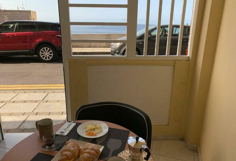 Pansiyon Comfort Aire Conditioner In Apartment Shared In Playa Las Vistas Los Cristianos Habitaciones, Stanza