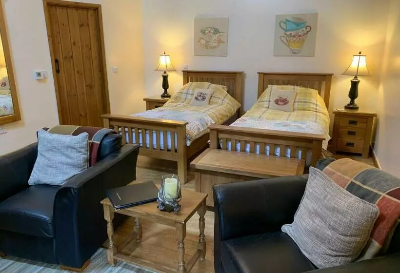 Majatalo The Reindeer Retreat Buttercup Twin