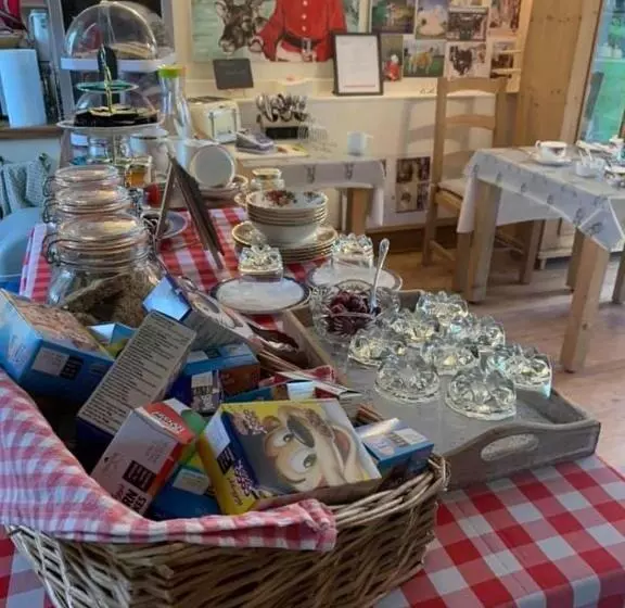 Majatalo The Reindeer Retreat Buttercup Twin