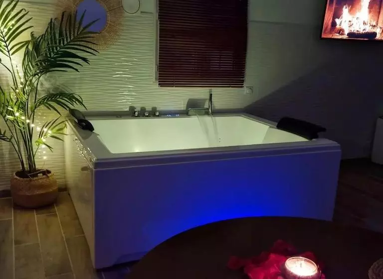 ペンション L évasion Romantique Suite De Charme Avec Spa Privé à 20min De Paris Et Au Calme En Lisière De La Fo
