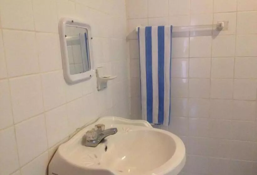 La Delphina Bed And Breakfast Bar And Grill