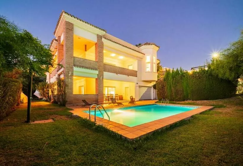 ペンション Luxury Villa With Sea And Mountain Views