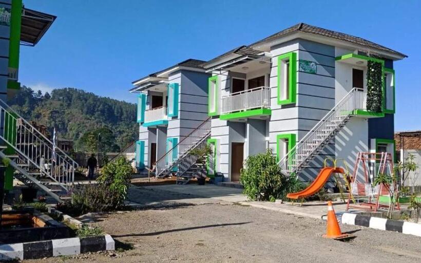 בית מלון כפרי Maulana Hills Syariah