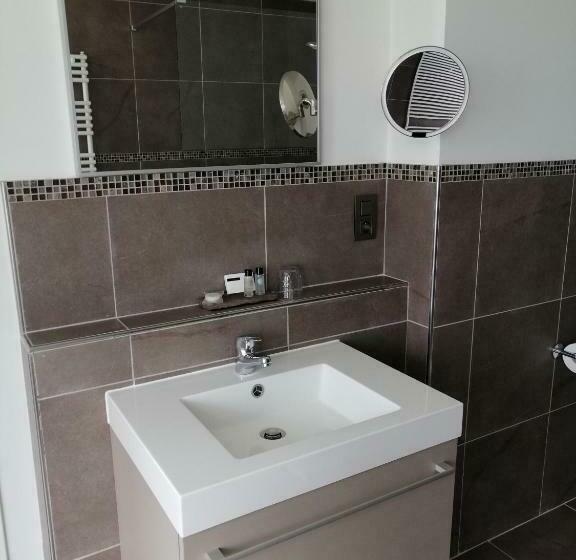 تختخواب و صبحانه La Roseraie